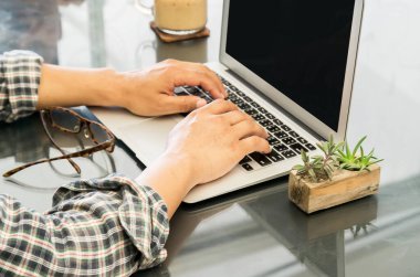 İş adamı el laptop masanın üzerine yazarak closeup