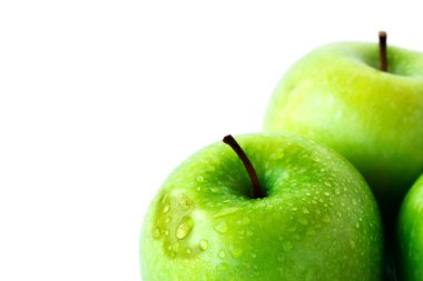 Beyaz arka plan üzerinde izole taze yeşil elma kapatın. sağlıklı beslenme için yeşil elma. sağlıklı kavramı