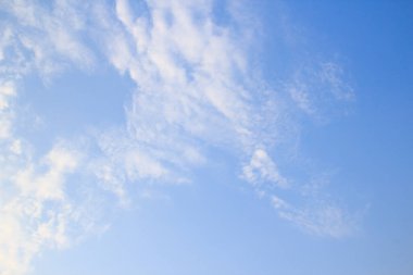 Mavi gökyüzü ve bulutlar. Arka plan gökyüzü ve bulutlar. Gökyüzü arka plan