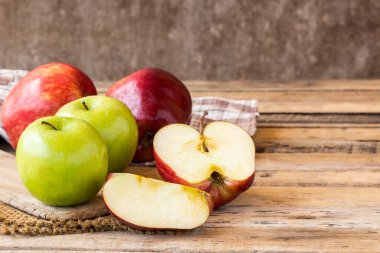 Ahşap bir masa üzerinde bir dilimlenmiş kırmızı elma kapatın. Eski ahşap masa arka plan üzerinde taze kırmızı elma. ahşap masa üzerinde kırmızı ve yeşil elma