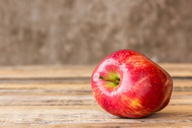 Ahşap masa üzerinde taze kırmızı elma kadar kapatın