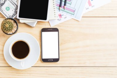 Dizüstü bilgisayar, kahve fincanı ve akıllı telefon ofis resepsiyon masası. Üstten Görünüm kopya alanı ile. İş kavramı