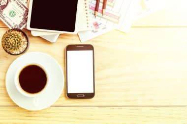 Dizüstü bilgisayar, kahve fincanı ve akıllı telefon ofis resepsiyon masası. Üstten Görünüm kopya alanı ile. İş kavramı. Vintage sesi stil