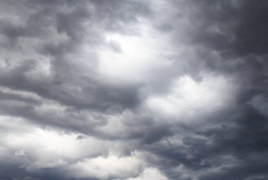 Yağmur, tuhaf bulut şekillerle önce karanlık fırtına bulutları