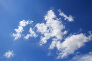 Mavi gökyüzü ve herhangi bir tasarım için beyaz bulutlar