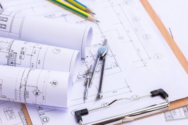 Kalem ve kurşun kalem pergel bir inşaat üzerinde planı çizim Proje mühendisi işleri için