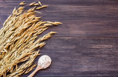 Yulaf ve yulaf Başak buğday masada ahşap bir table.ears silindir. kopya alanı ile Üstten Görünüm