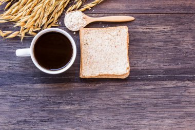 Buğday ve kahve kulakları, koyu ahşap masa background.top üzerinde ekmek ile kopya spac ile göster