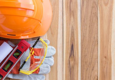 Ahşap masa arka plan kopya alanı ile Emanet ekipman ve araç kiti