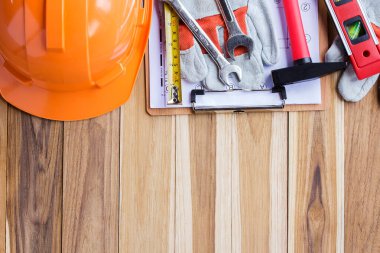 Güvenlik ekipmanları, ahşap masa arka plan kopya alanı ile araç kiti ve planı inşaat