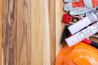 Güvenlik ekipmanları, ahşap masa arka plan kopya alanı ile araç kiti ve planı inşaat
