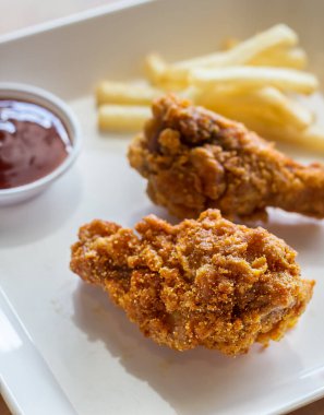 Beyaz tabakta lezzetli, kavrulmuş tavuk bacağı