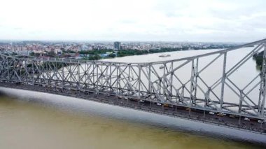 Hindistan, Batı Bengal, Kolkata 'daki Howrah Köprüsü veya Rabindra Setu' nun havadan görüntüsü. Kolkata şehrinin yoğun trafiği.