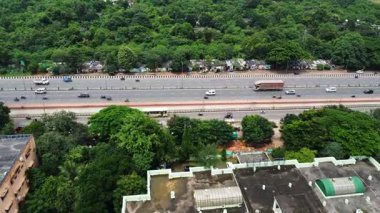 Odisha yakınlarındaki Hint otoyolunun havadan görünüşü. Gündüz trafiği.