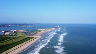 Kumsal 4K stok videosunun yakınından gelen genel kargo gemisinin insansız hava aracı görüntüleri..