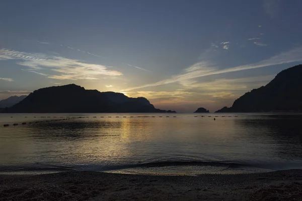 Denizin üzerinde gün batımı