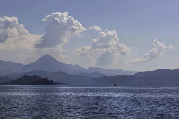 Deniz ve dağlar rahat görünümünü