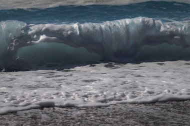 Deniz dalga geçmiş. Plaja dalgaların görünümü