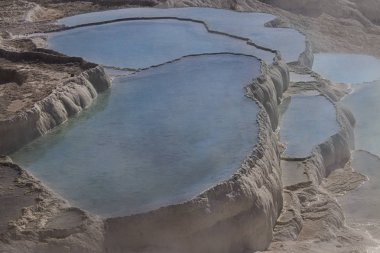 Doğal Traverten havuzları ve teraslar. Pamukkale, Türkiye
