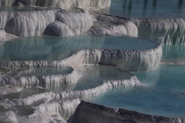 Doğal Traverten havuzları ve teraslar. Pamukkale, Türkiye