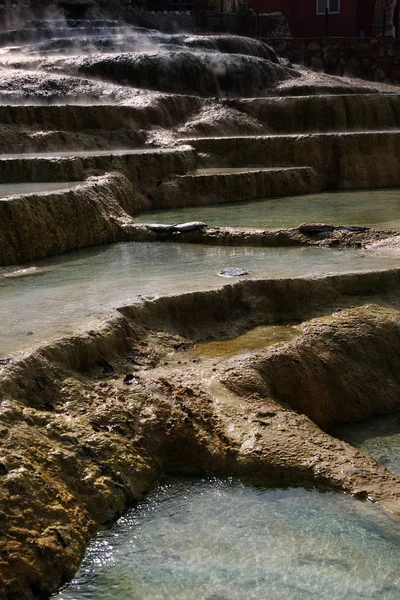 Doğal Traverten havuzları ve teraslar. Pamukkale, Türkiye