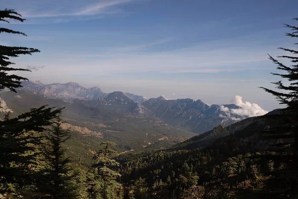 Taşlı tepeler mavi gökyüzü - Likya yolu, Türkiye'nin yeşil çalılar ile kaplı