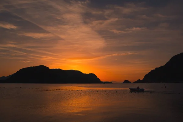 Yazın denizde güzel bir gün batımı