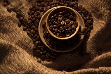 Aromatik kahve çekirdekleri mükemmel sabah iç.