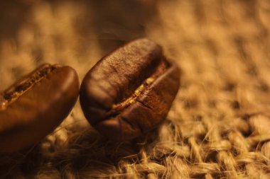 Aromalı kahve kavrulmuş tahıl yakın çekim, kahverengi renk.