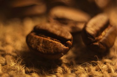 Aromalı kahve kavrulmuş tahıl yakın çekim, kahverengi renk.