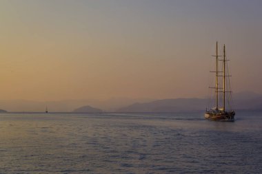 Güzel kümülüs bulutlar deniz üzerinde arka plan seyahat.