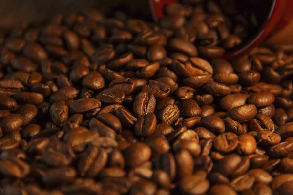 Fragrante torrado grãos de café marrom e xícara — Fotografia de Stock