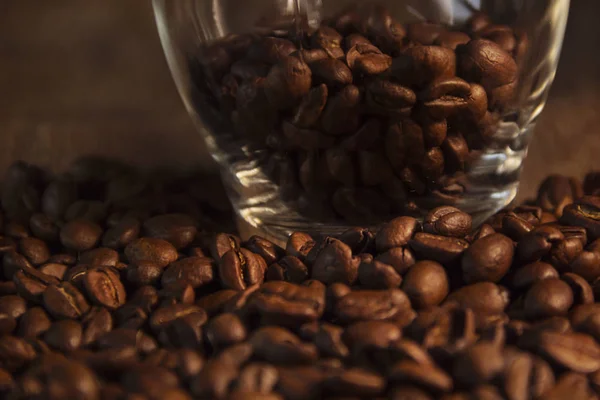Fragrante torrado grãos de café marrom e xícara — Fotografia de Stock