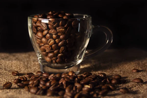 Fragrante torrado grãos de café marrom e xícara — Fotografia de Stock