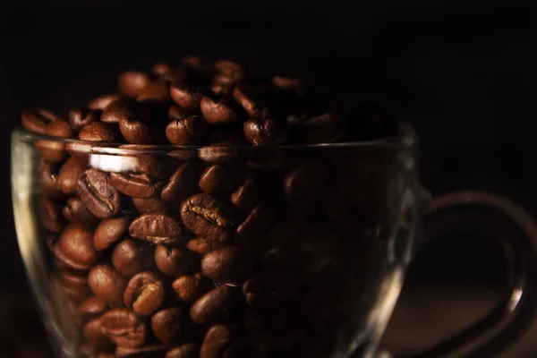 Fragrante torrado grãos de café marrom e xícara — Fotografia de Stock