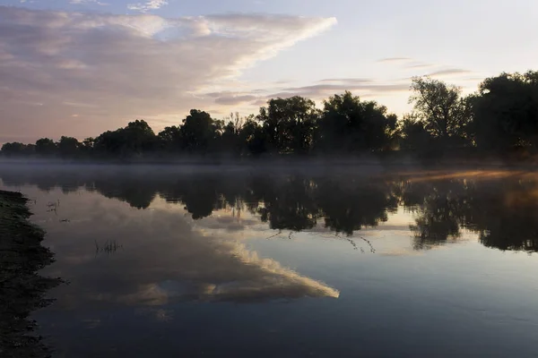 Belle nature nuages de rivière sont bons pour les voyages — Photo