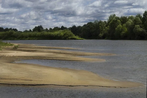 Belle nature nuages de rivière sont bons pour les voyages — Photo