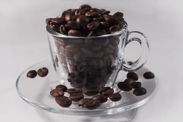 Café marrom torrado fragrante em uma xícara — Fotografia de Stock