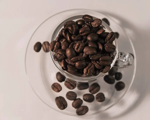 Café marrom torrado fragrante em uma xícara — Fotografia de Stock