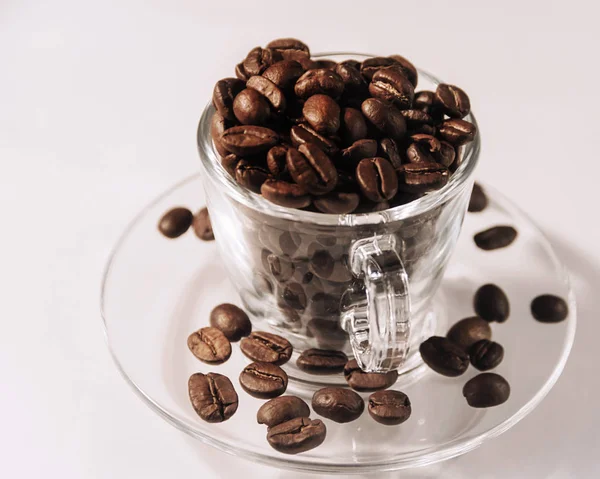 Café marrom torrado fragrante em uma xícara — Fotografia de Stock