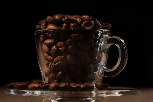 Tazza bianca e caffè grani aromatici di marrone — Foto Stock