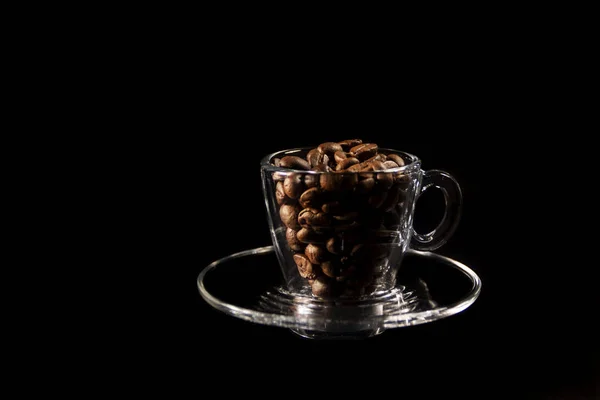 Linda xícara e café grãos aromáticos de marrom — Fotografia de Stock