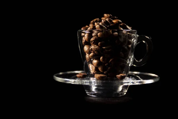 Kahverengi güzel fincan ve kahve aromatik taneleri