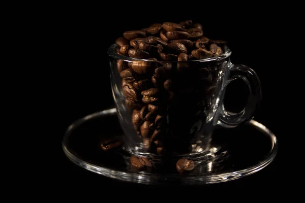 Piękne filiżanki i kawy aromatyczne ziarna brązowy — Zdjęcie stockowe