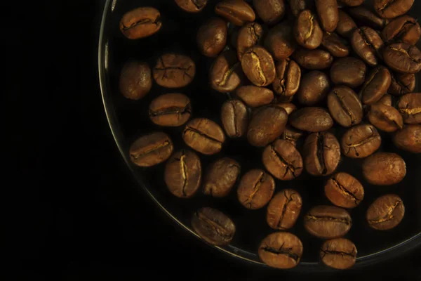 Geurige geroosterde korrels voor ochtend koffie achtergrond — Stockfoto