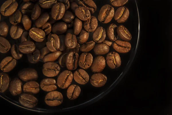 Geurige geroosterde korrels voor ochtend koffie achtergrond — Stockfoto
