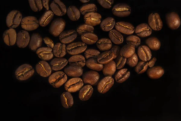 Κοντινά πλάνα από κόκκους καφέ σε μαύρο φόντο — Φωτογραφία Αρχείου