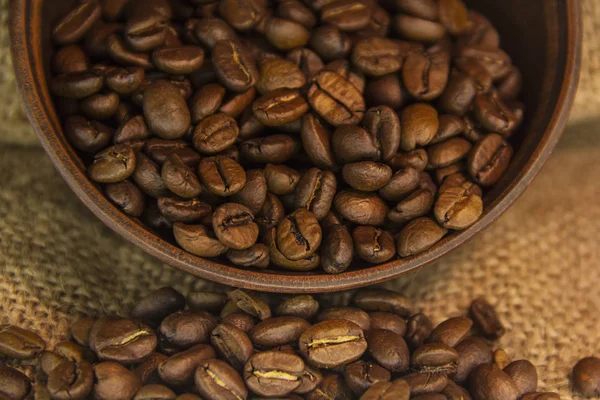 Geurige koffiebonen voor 's ochtends koffie voor het ontbijt — Stockfoto