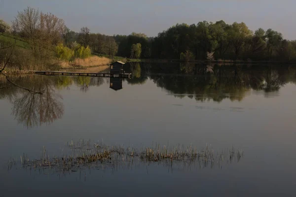 Matin ensoleillé au printemps sur le lac, fond de réflexion — Photo