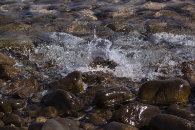 Deniz dalgasında pürüzsüz taşlar, arka plan